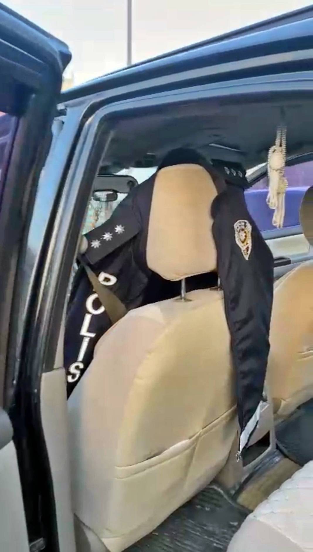 Sahte polis, kartındaki bu yazım hatası nedeniyle yakayı ele verdi! Meğer suç kaydı da varmış 3